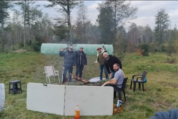 Cordero al palo en un asado social del club