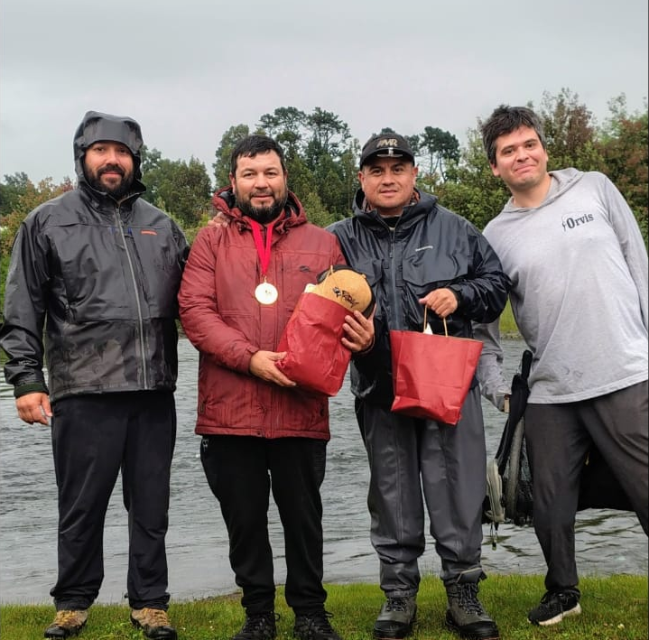 Miembros del club siendo premiados en una competencia en 2026